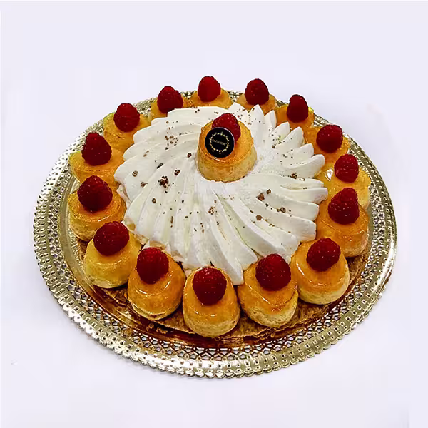 Uma sobremesa decorativa com natas, folhados de massa folhada cobertos com framboesas e um remoinho de chantilly, dispostos numa travessa de prata - perfeita para bolos de frutas.