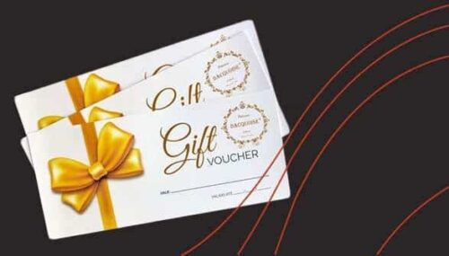 Dois vales de oferta brancos com grandes laços dourados, perfeitos para bolos de aniversário sobrepõem-se num fundo preto acentuado por linhas curvas vermelhas arrojadas.
