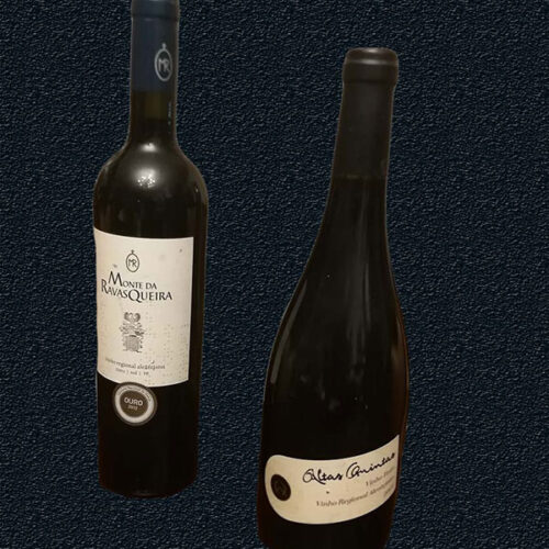 Duas garrafas de vinho estão sobre um fundo de textura escura, evocando a elegância de um menu de bebidas selecionado. A garrafa da esquerda tem o rótulo Monte da Ravasqueira, enquanto a da direita apresenta um rótulo Altar Anima escrito à mão - ambas com tampas escuras.