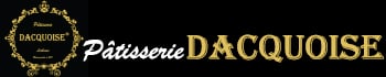 Logótipo da Pâtisserie DACQUOISE com o nome em letras elegantes douradas e brancas sobre um fundo preto, com um emblema redondo decorativo com a inscrição Pâtisserie DACQUOISE