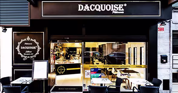 Contacto Pâtisserie Dacquoise. Fachada da Pâtisserie Dacquoise com esplanada