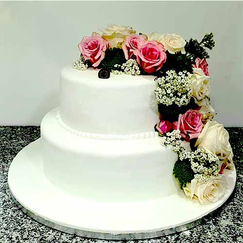 Bolo de Casamento ou noivado branco de 2 andares ornamentado com flores que escorrem pela lateral