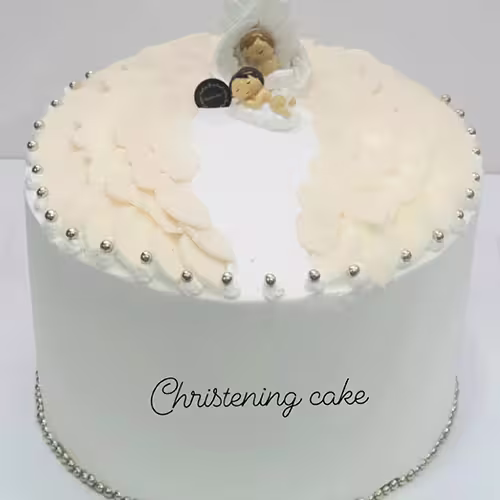 Bolo de batizado branco, redondo com um anjinho em cima