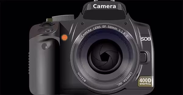 Galeria. Ilustração de uma máquina fotográfica digital preta com uma objetiva grande com a inscrição CAMERA LENS EF 50mm 1:1.8 II, como se estivesse pronta a captar a galeria dos bolos da Pâtisserie Dacquoise. A palavra Camera aparece em cima e 400D DIGITAL está no canto inferior direito.