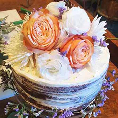 Bolo de noivado - Naked cake ornamentado com rosas de várias cores