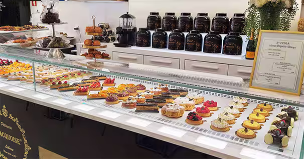 Pastelaria Fina. Vitrina expositora repleta de bolos de vários formatos e várias cores