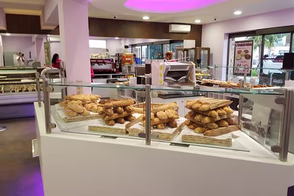 Experiência internacional do Chef Ivo Camões em pastelarias de prestígio na Côte d'Azur, França, aplicando técnicas de alta confeitaria.