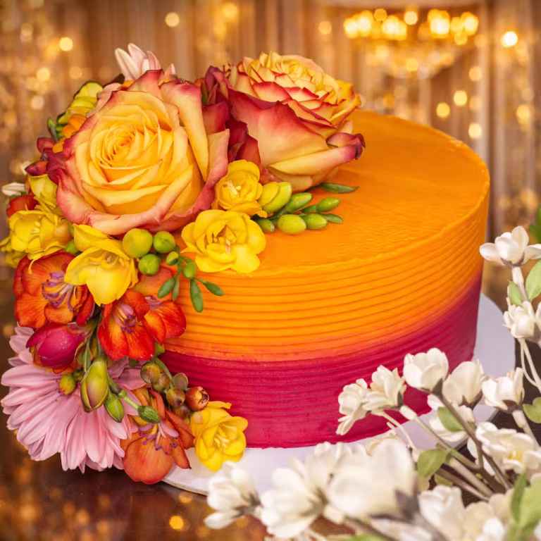 aniversário gourmet com degradê de cores quentes e arranjo de flores naturais frescas. Bolo gourmet com degradê de cores quentes e arranjo de flores naturais frescas.