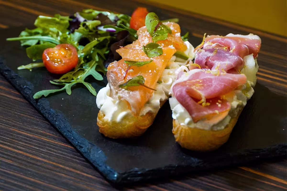 Finger food de autor com eclairs salgados de salmão fumado e presunto curado - Dacquoise