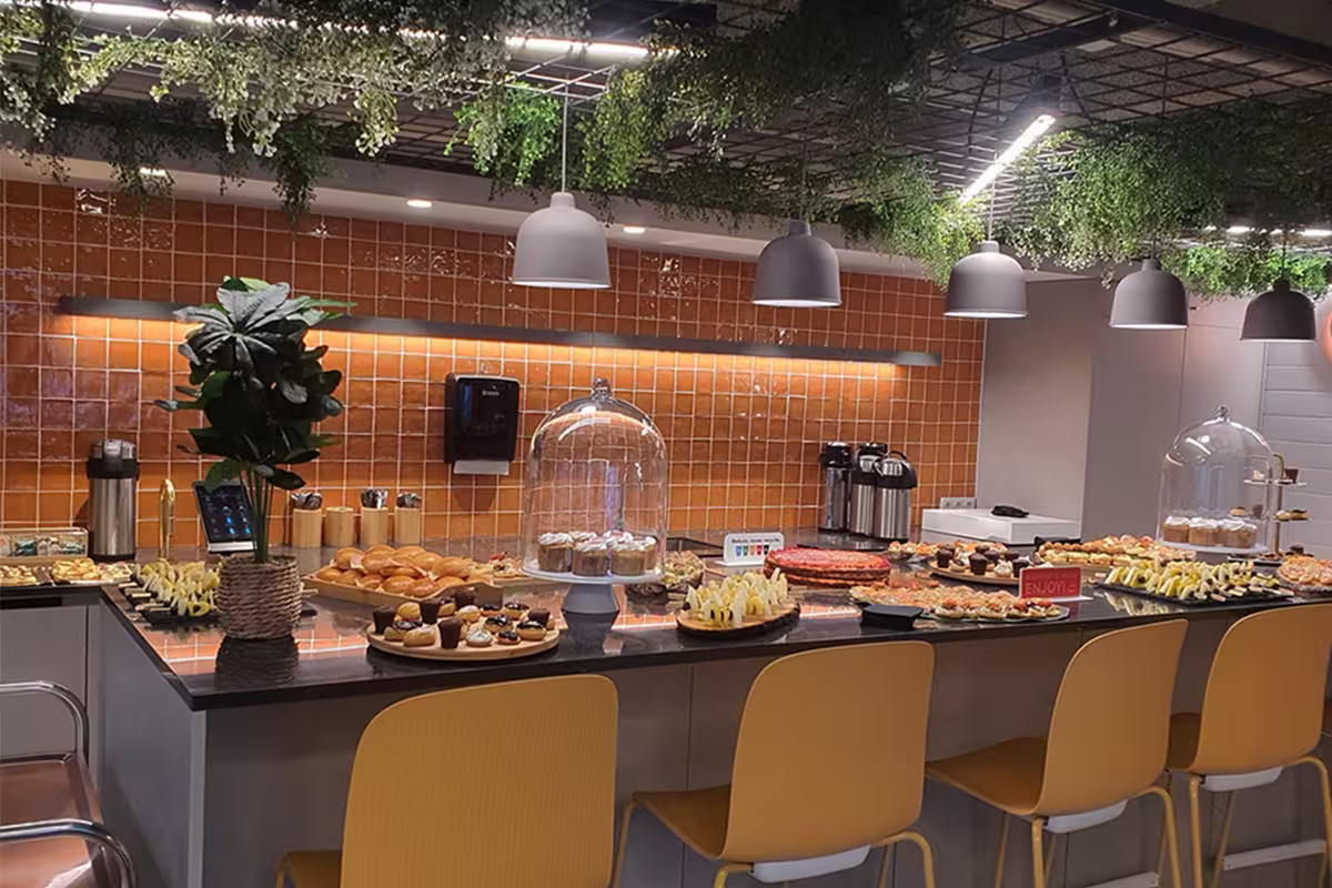 Balcão de buffet de catering com variedade de pastelaria francesa, salgados e café para eventos em Lisboa.