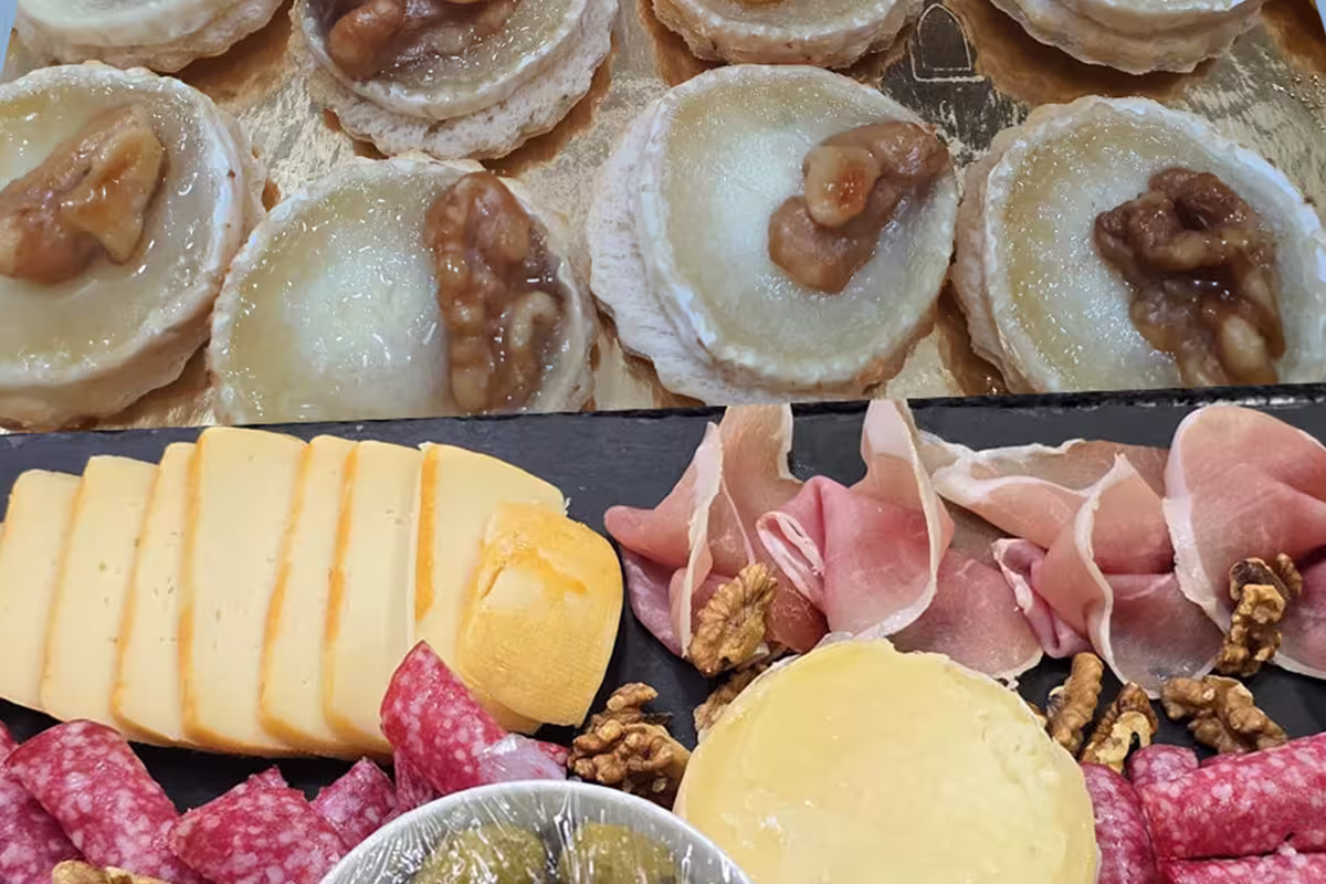 Buffet de salgados com vol-au-vent de queijo e noz e seleção de enchidos - Dacquoise Catering