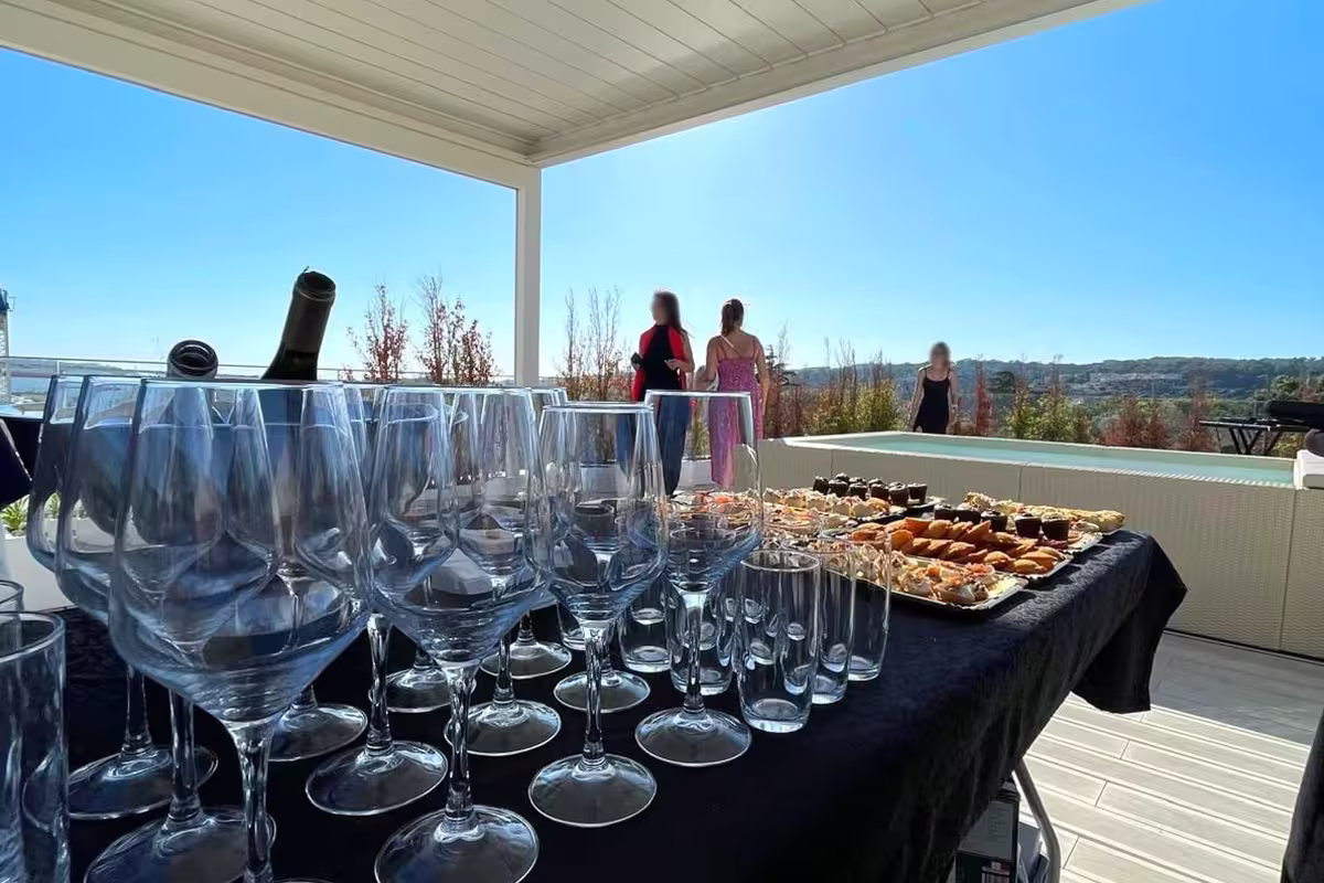 Serviço de welcome drinks e catering para eventos exclusivos ao ar livre com vista panorâmica.