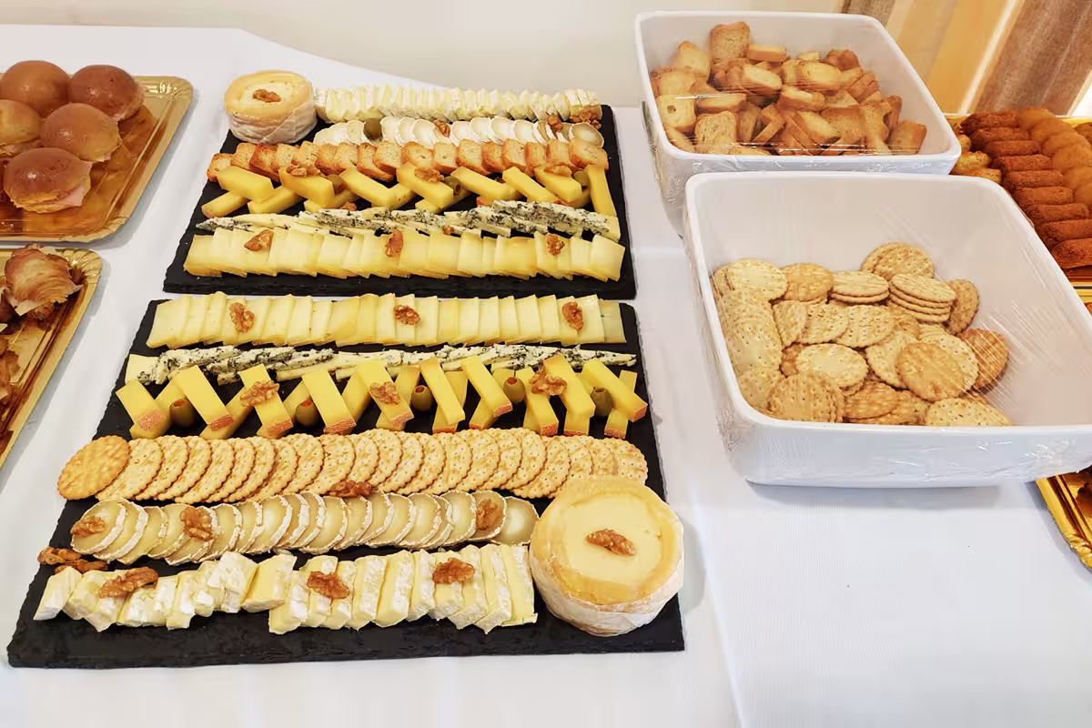 Tábua de queijos gourmet com nozes e crackers artesanais para eventos - Dacquoise Lisboa