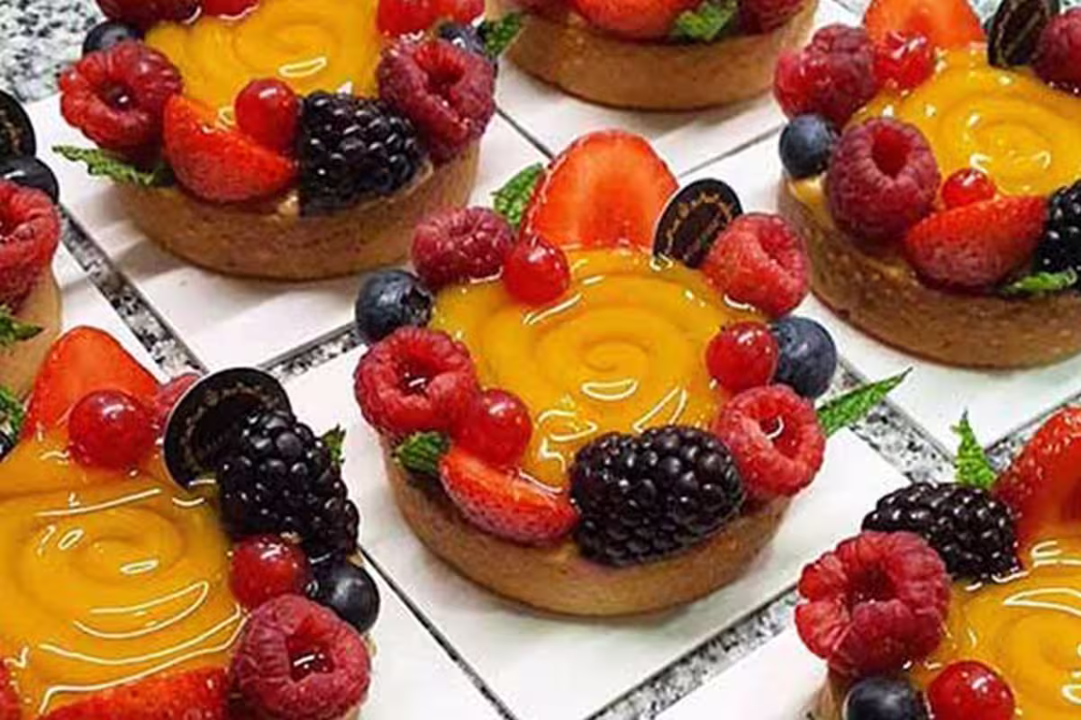 Mignardises de fruta fresca e pastelaria fina francesa para sobremesa de eventos.