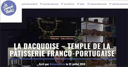 Captura de ecrã de um sítio Web que apresenta um artigo intitulado La Dacquoise - Temple de la pâtisserie franco-portugaise, com um fundo escuro e prateleiras com pastelaria e decorações, apresentando os destaques da imprensa Dacquoise.