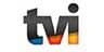 Logótipo da tvi em letras minúsculas pretas, com a parte inferior sombreada em gradientes de azul, laranja e amarelo, simbolizando o espírito vibrante da imprensa Dacquoise.